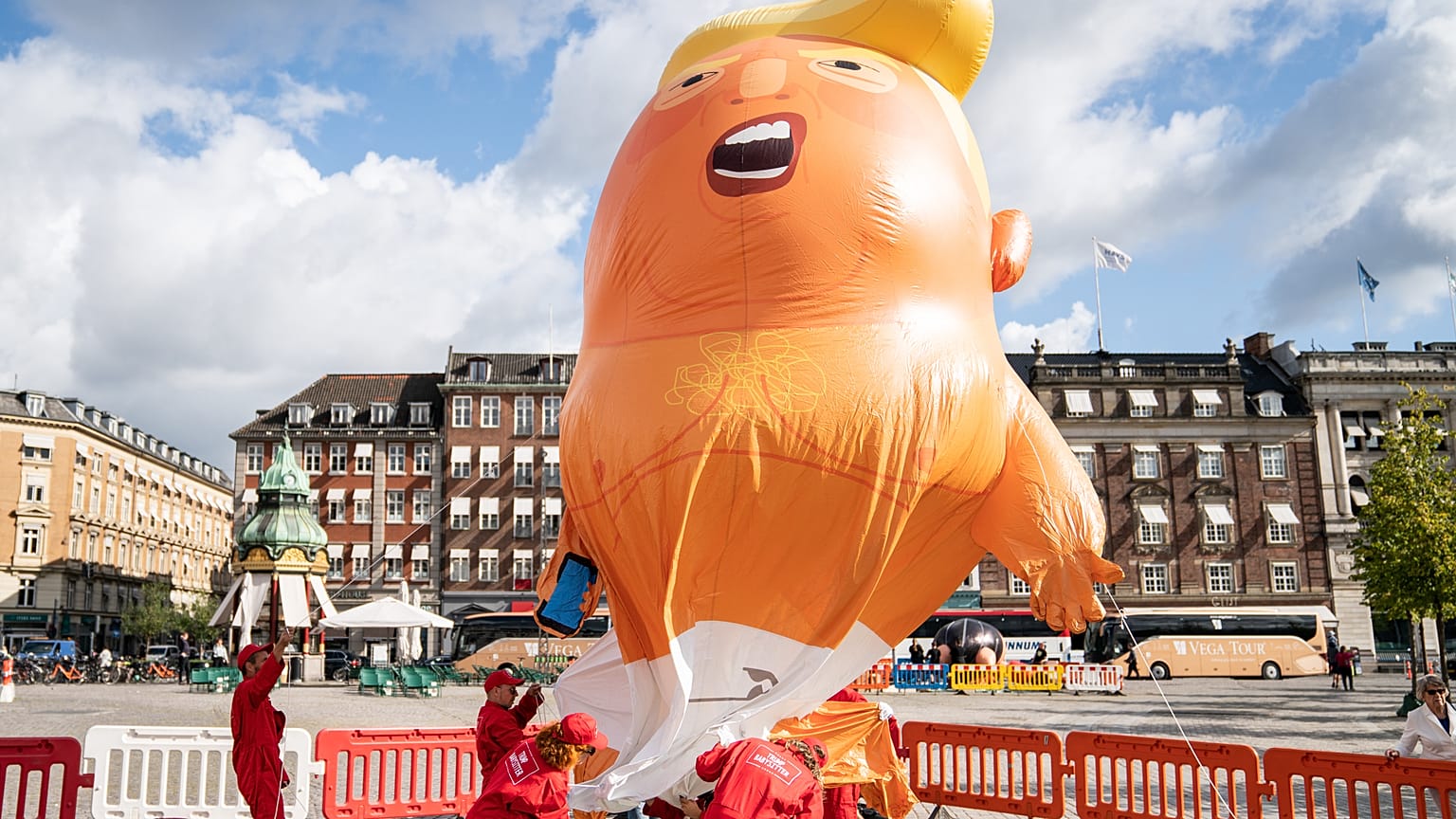 Baby Trump balonuna bıçaklı saldırı