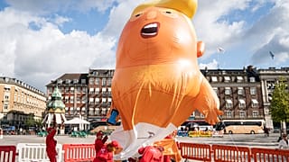 Baby Trump balonuna bıçaklı saldırı