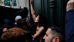 Fransa'nın başkenti Paris'te İslam karşıtlarını protesto gösterisinde bir femen üyesi