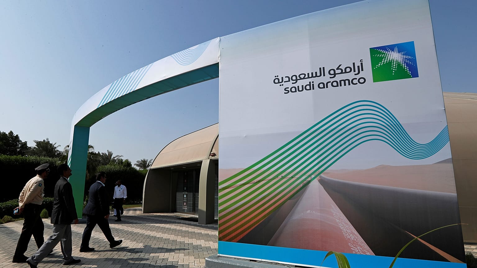 ما هي أبرز المخاطر والمنافع المرتبطة بالاستثمار في أسهم أرامكو؟