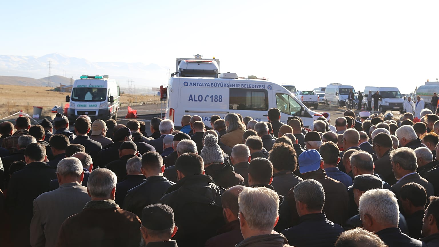 Antalya'da dün evlerinde ölü bulunan aynı aileden 2'si çocuk 4 kişi cenaze aracıyla getirildikleri Erzurum'da toprağa verildi.
