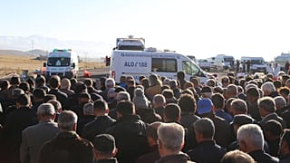 Antalya'da dün evlerinde ölü bulunan aynı aileden 2'si çocuk 4 kişi cenaze aracıyla getirildikleri Erzurum'da toprağa verildi.