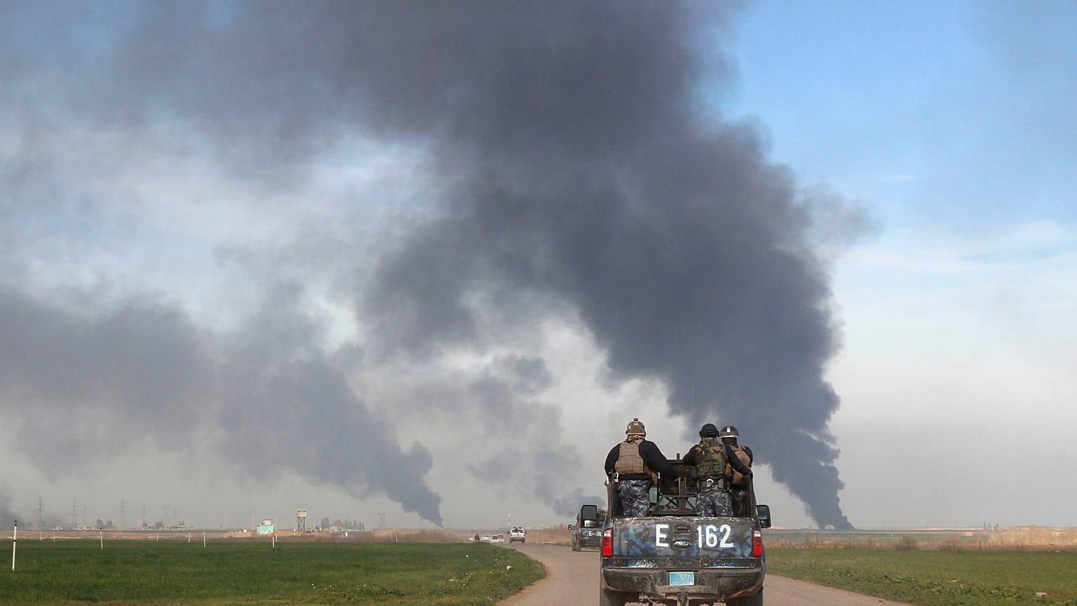 Forze di sicurezza pattugliano una strada nei dintorni di Kirkuk