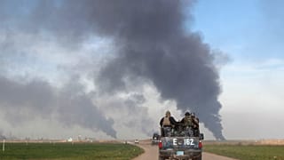 Forze di sicurezza pattugliano una strada nei dintorni di Kirkuk