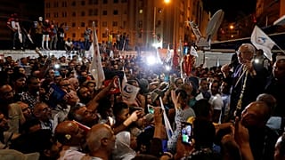 الغنوشي بين أنصاره 