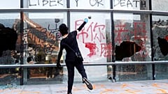 Hongkong: Polizist schießt auf Demonstranten