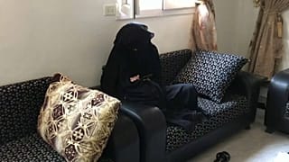 امرأة فرنسية يعتقد أنها زوجة أحد مقاتلي داعش في مخيم سلوك في الرقة السورية -2019/11/07 - 