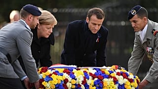 Angela Merkel ve Emmanuel Macron isimsiz asker için çelenk koyuyor