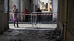Una mujer fotografía destrozos en un edificio de Le Teil, epicentro del seísmo