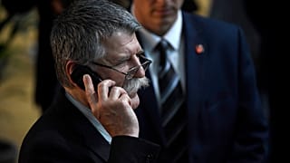 Beperelik Kövér Lászlót, amiért nem engedi az újságírókat szabadon mozogni a Parlamentben