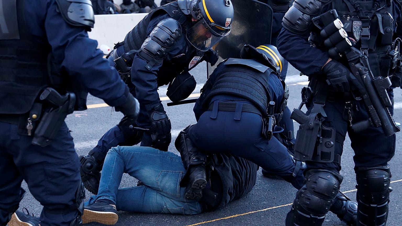 La policía despeja la autopista de La Jonquera