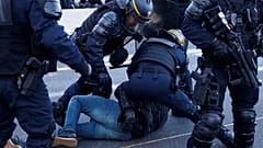 La policía despeja la autopista de La Jonquera