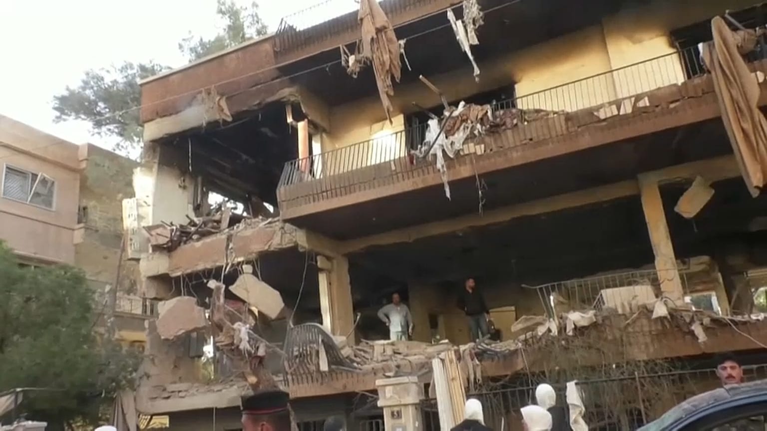 آثار الغارة الإسرائيلية على دمشق والتي خلّفت مقتل شخصين أحدُهما نجل قيادي في حركة الجهاد الإسلامي 12.11.19