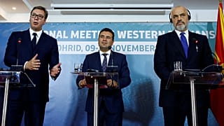 Sırbistan Cumhurbaşkanı Aleksandar Vucic (solda), Kuzey Makedonya Başbakanı Zoran Zaev ve Arnavutluk Başbakanı Edi Rama (sağda)