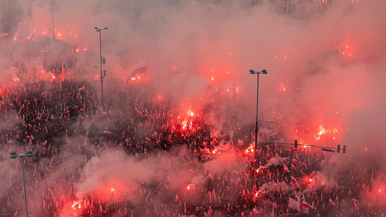 Parolen und Pyrotechnik: Zehntausende bei rechtsextremem Marsch