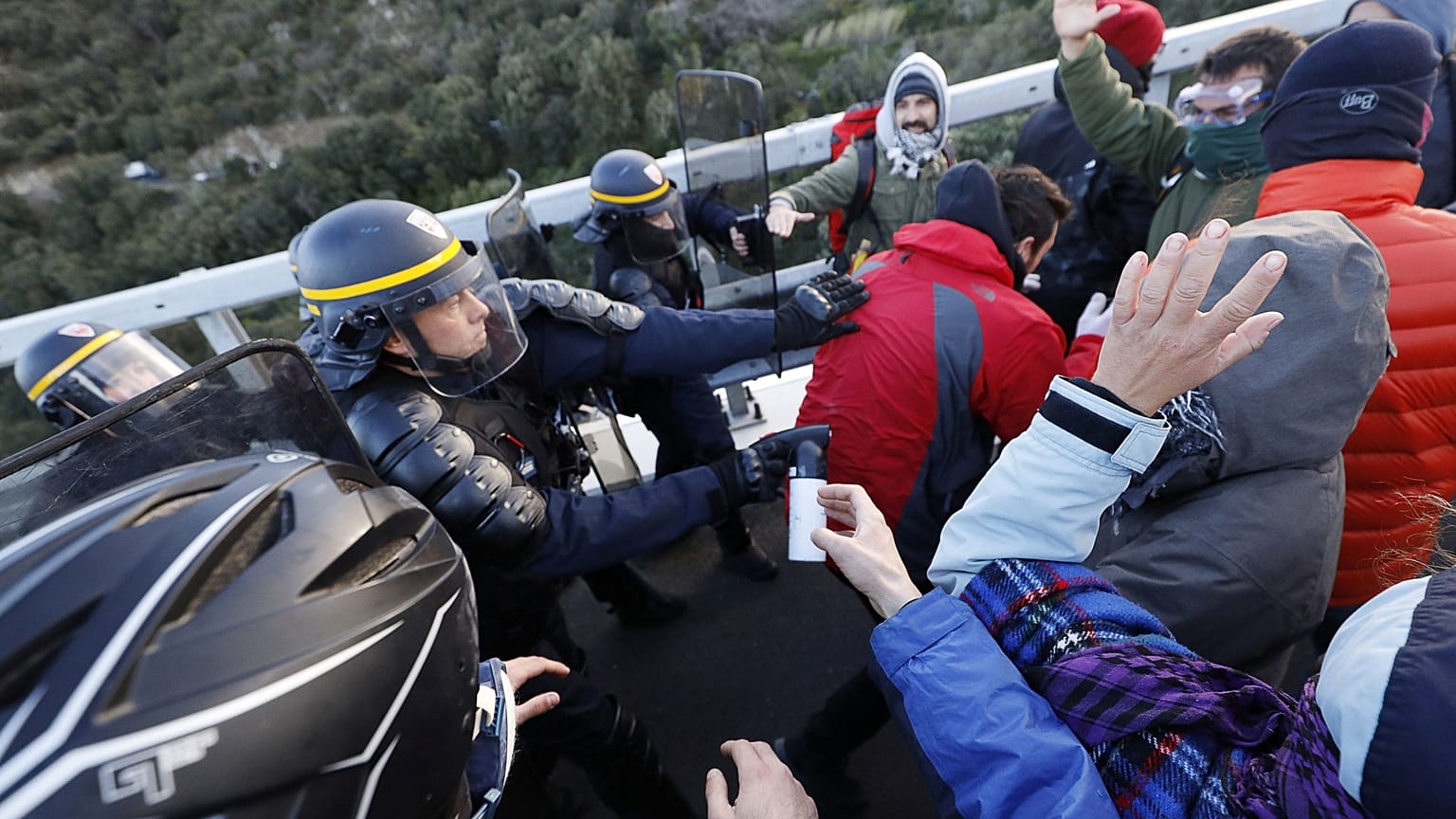 French police clash with Catalan protesters on the border