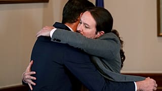 El abrazo, después de meses de tensiones, una de las imágenes del día