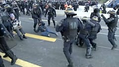 Mit Tränengas und Gummigeschossen: Polizei löst Autobahn-Blockade auf