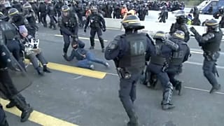 Mit Tränengas und Gummigeschossen: Polizei löst Autobahn-Blockade auf