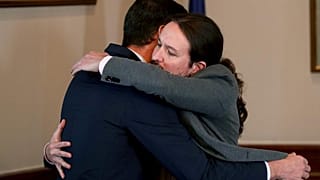 L'abbraccio tra Sanchez e Iglesias. 