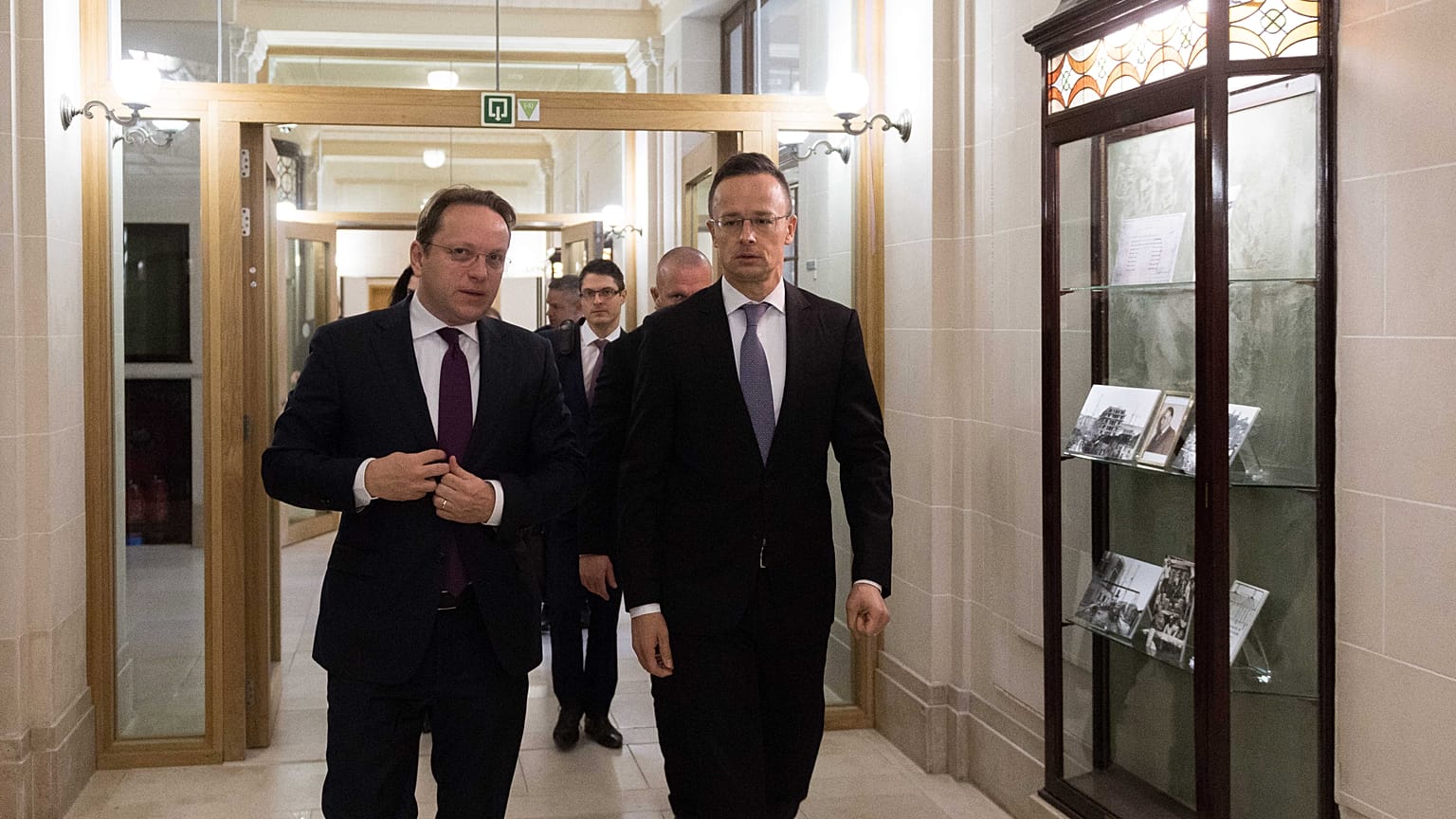 Továbbengedték Várhelyit, csütörtökön jön a szakbizottsági meghallgatás