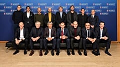Presenti a Nyon: in piedi Tuchel, Fonseca, Guardiola, ten Hag, Rosetti, Klopp, Garcia, Marchetti. Accosciati: Allegri, Ancelotti, Lucescu, Ceferin, Zidane, Sarri, Emery.