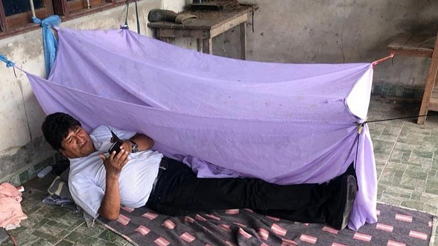 رئيس بوليفيا ينشر صورة تثير موجة من السخرية في وسائل التواصل الاجتماعي