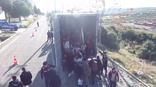La fuga degli afghani dal loro Paese a brandelli