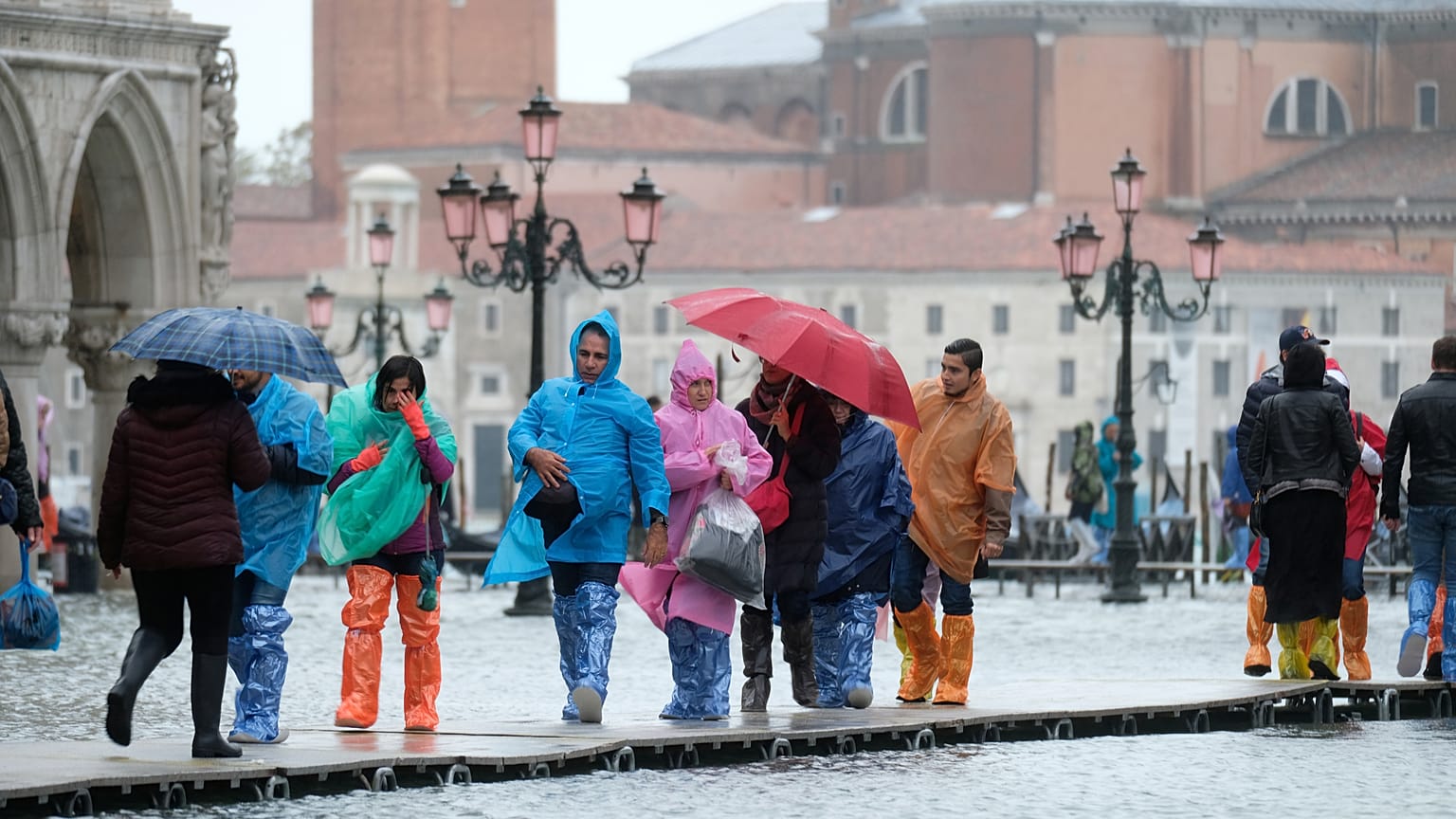 El fenómeno del 'agua alta' inunda las calles de Venecia