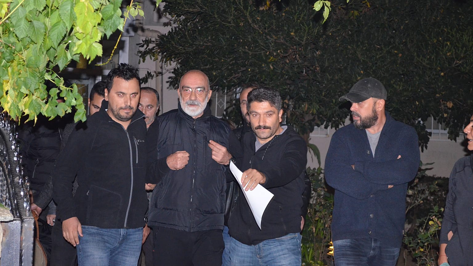 Hakkında yakalama kararı çıkarılan Ahmet Altan, İstanbul Göztepe'deki evinde gözaltına alındı