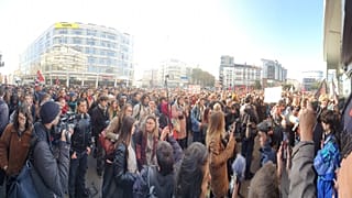 450 Euro genug zum Leben? Student (22) zündet sich an