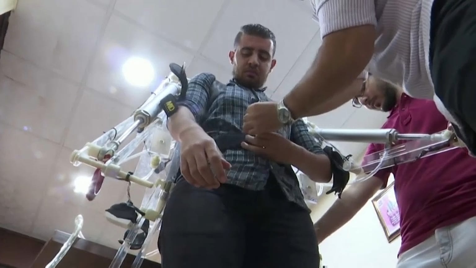شاهد: طلاب مصريون ينجحون في تطوير بدلة لرفع الأجسام الثقيلة