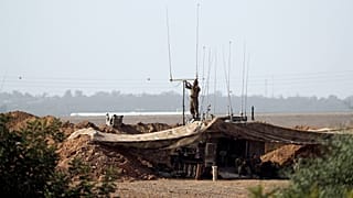 soldato israeliano al confine con gaya a sud d'Israele mentre regola il sistema di comunicazione