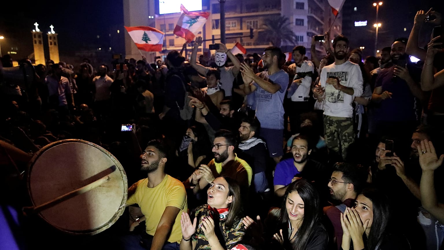 قتيل بعد تجدد احتجاجات غاضبة وقطع طرق رئيسية في لبنان