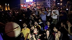 قتيل بعد تجدد احتجاجات غاضبة وقطع طرق رئيسية في لبنان