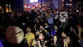 قتيل بعد تجدد احتجاجات غاضبة وقطع طرق رئيسية في لبنان