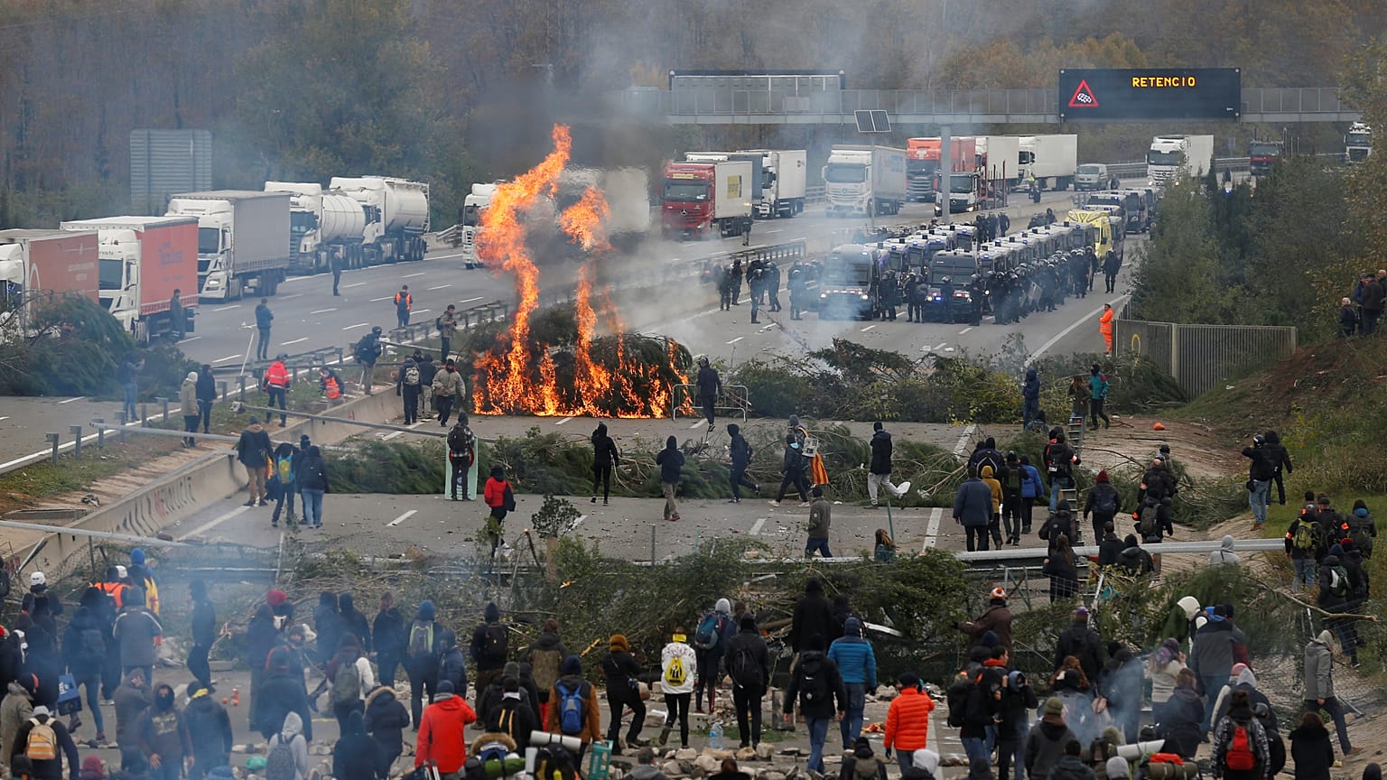 Agentes de policía llegan cuando miembros del grupo de protesta catalán Tsunami Democrático bloquean la autopista AP-7 en Girona, España, el 13 de noviembre de 2019.
