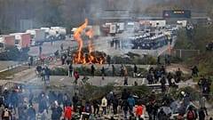 Agentes de policía llegan cuando miembros del grupo de protesta catalán Tsunami Democrático bloquean la autopista AP-7 en Girona, España, el 13 de noviembre de 2019.
