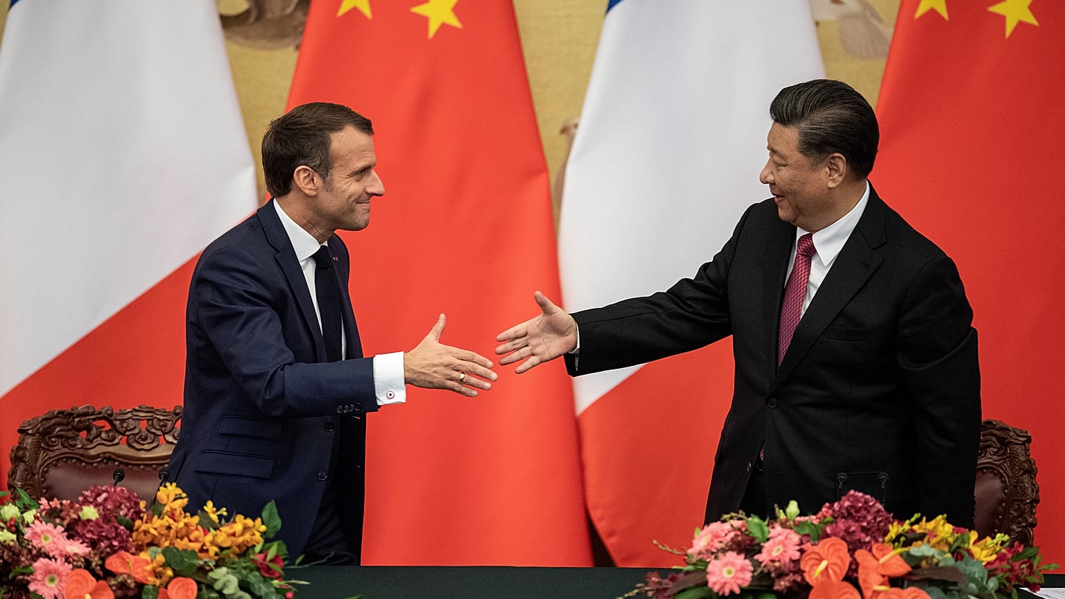 Fransa Cumhurbaşkanı Macron Pekin ziyaretinde Çin Devlet Başkanı Xİ ile el sıkıştı