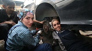 İran'da iki kadın araba tamircisi