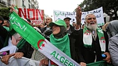 مظاهرة احتجاج ضد النخبة الحاكمة في البلاد ورفضت الانتخابات الرئاسية في ديسمبر في الجزائر العاصمة ، الجزائر ، 12 نوفمبر/ تشرين الثاني 2019
