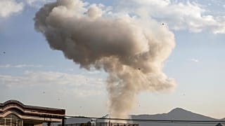 Rauch steigt nach der Explosion der Autobombe auf