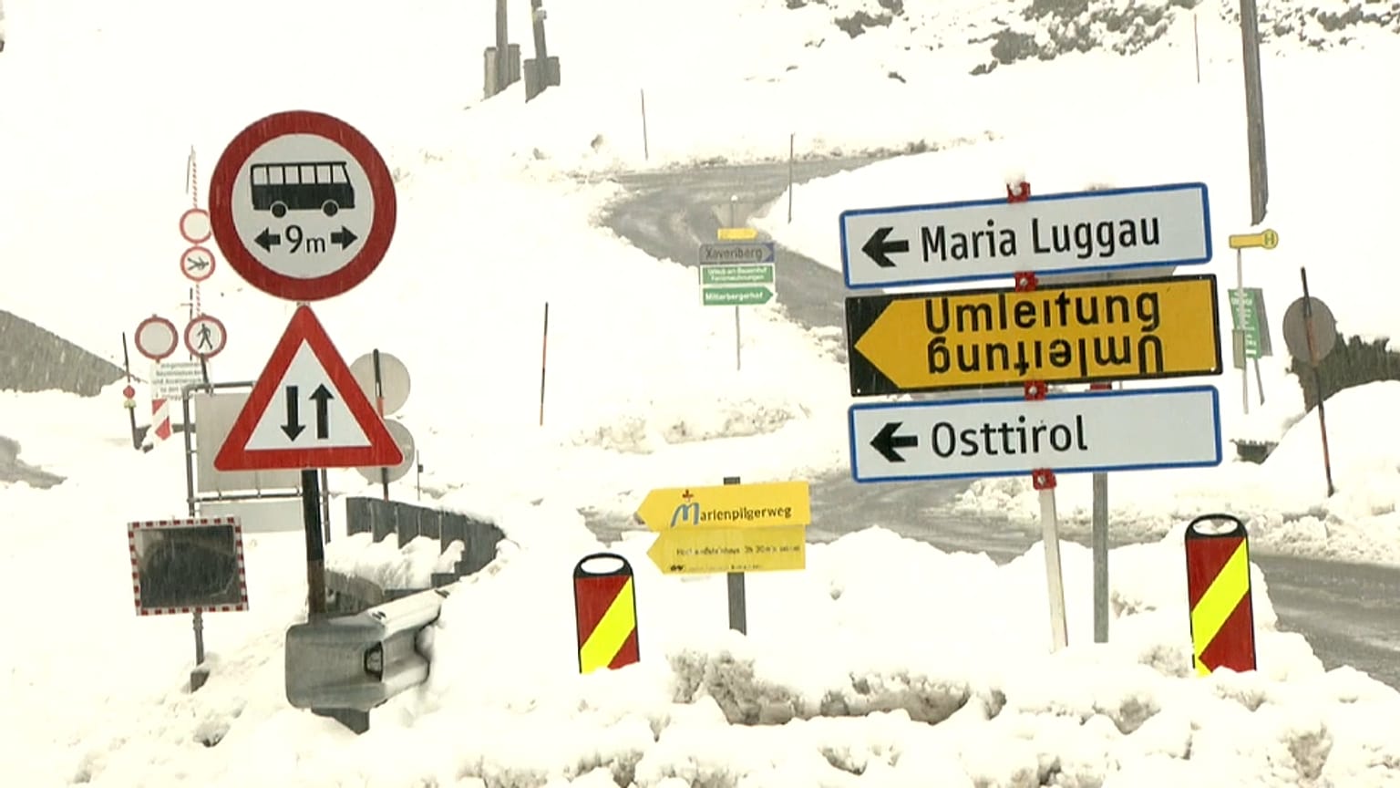 Heftiger Schneefall in Österreich: Verkehrsunfälle und andere Probleme