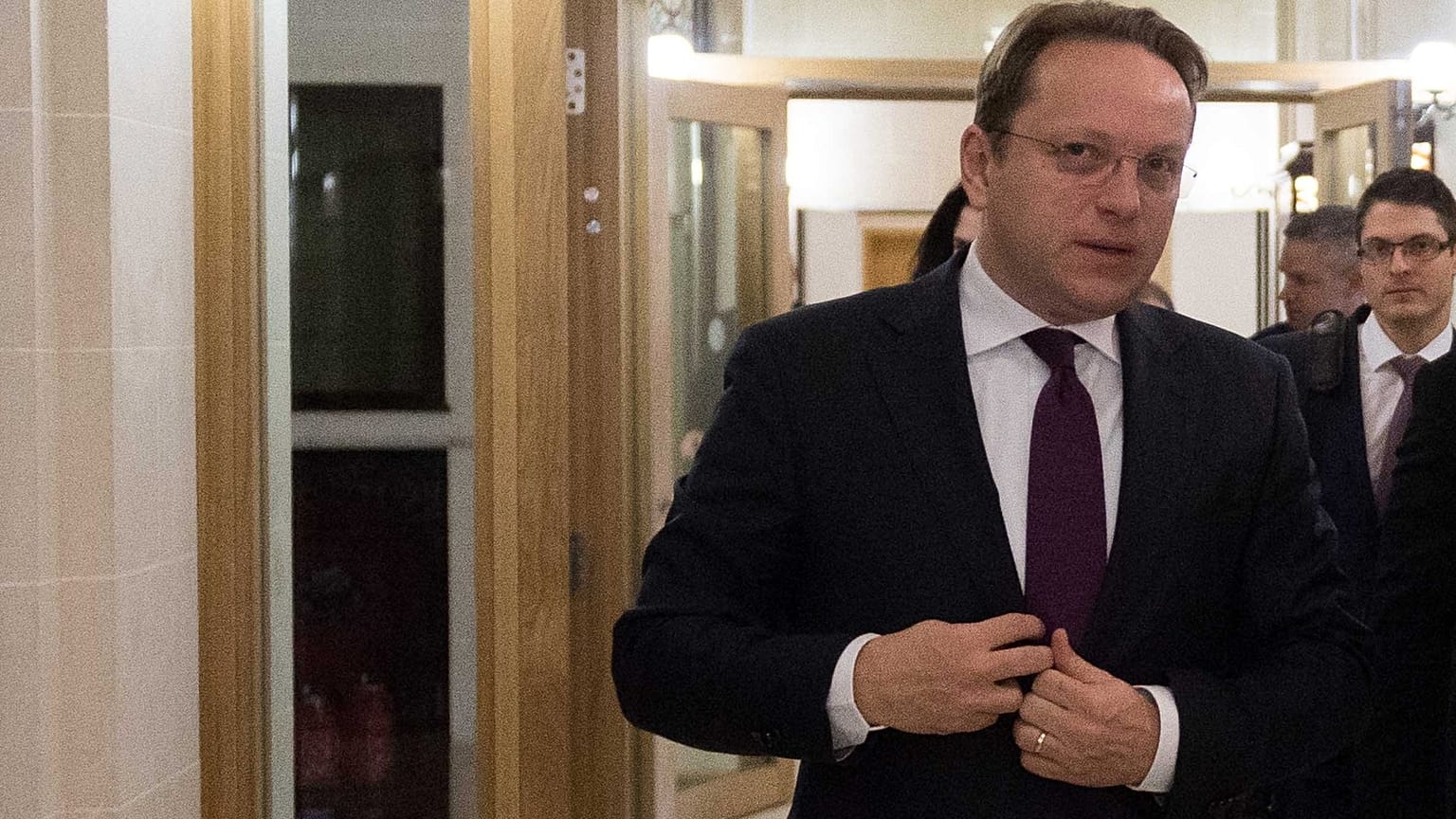 DK: Várhelyi megtagadta Orbánt