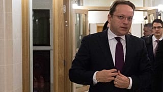 DK: Várhelyi megtagadta Orbánt