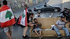 إغلاق أحد الشوارع خلال الاحتجاجات المستمرة المناهضة للحكومة في بيروت لبنان 13 نوفمبر/ تشرين الثاني 2019