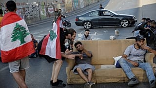 إغلاق أحد الشوارع خلال الاحتجاجات المستمرة المناهضة للحكومة في بيروت لبنان 13 نوفمبر/ تشرين الثاني 2019