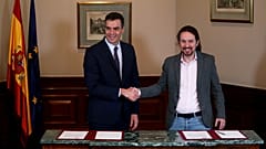 Análisis | ¿Qué se esconde tras el apretón de manos entre Pedro Sánchez y Pablo Iglesias?