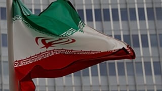 السويد تعتقل إيرانيا يشتبه في تورطه بقتل "سجناء رأي" عام 1988 