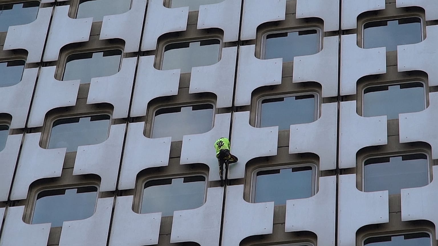 Paris: "Spiderman" erklimmt 152-Meter-Hochhaus